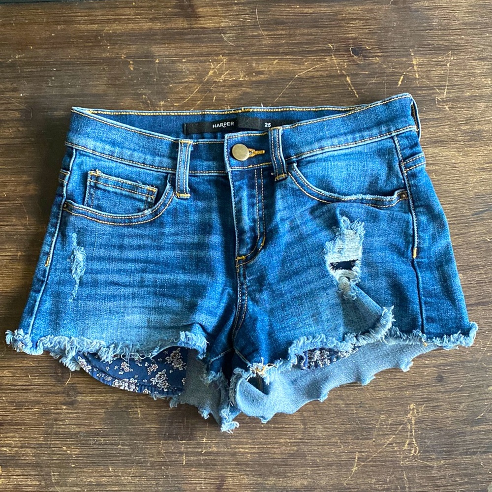 Short-Shorts w/ Flower Detail